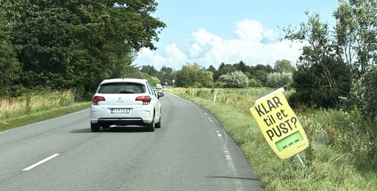 Vind og skæv er plakaten langs landevejen mellem Uggerby og Tversted. Foto. Palle W. Nielsen