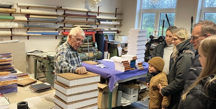 Dygtige håndværkere viser frem og fortæller i værkstederne på Tversted Skole. Arkivfoto: Palle W. Nielsen