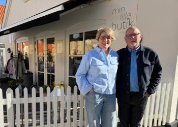 Karen og Leo foran butikken i Lønstrup. Foto: Privat.