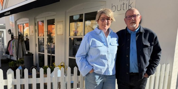 Karen og Leo foran butikken i Lønstrup. Foto: Privat.